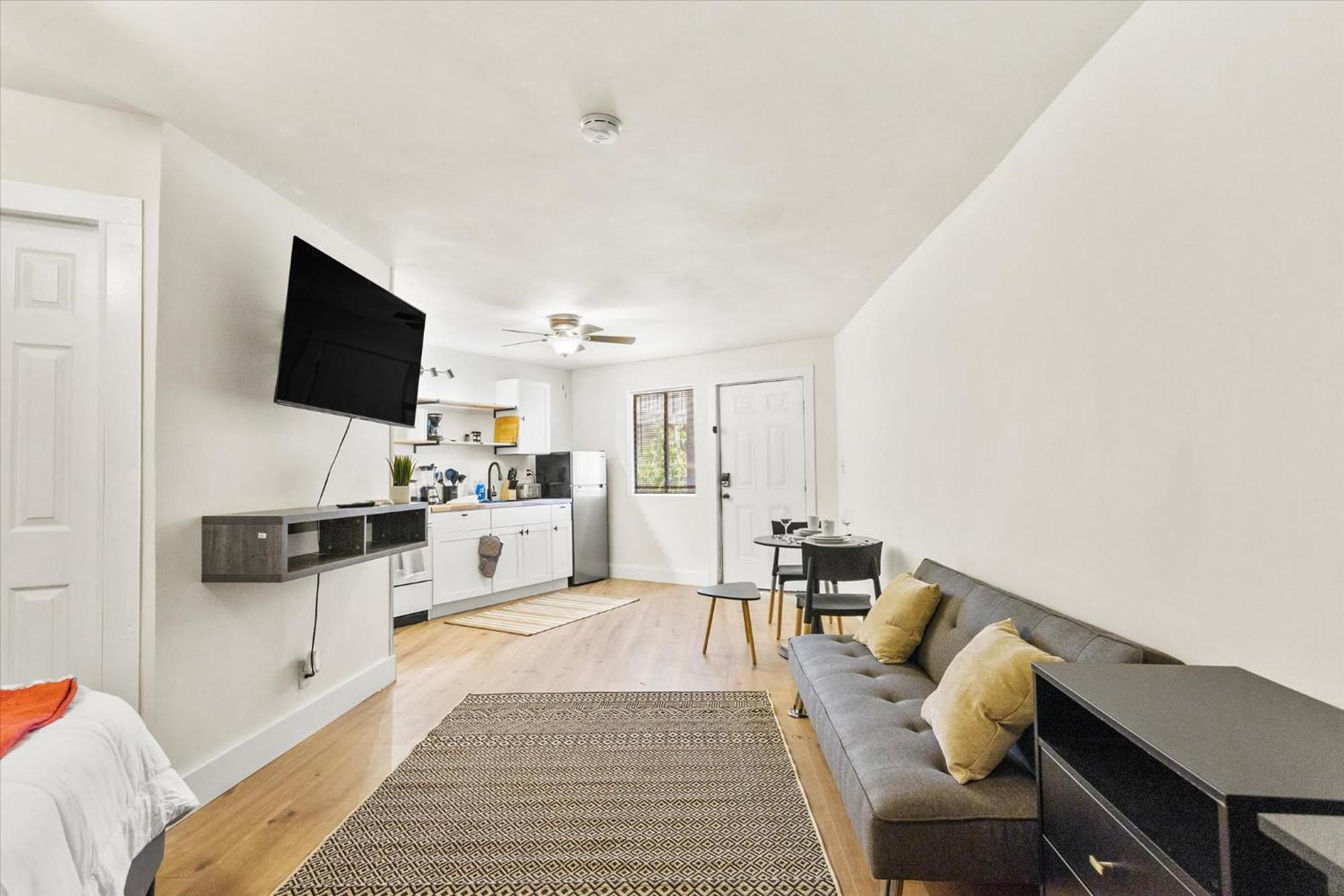 Modern Studio Apartment Near Merrimack Park Huntsville Exterior photo